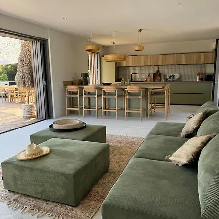 Villa Bohemian With Heated Pool Near Lecci