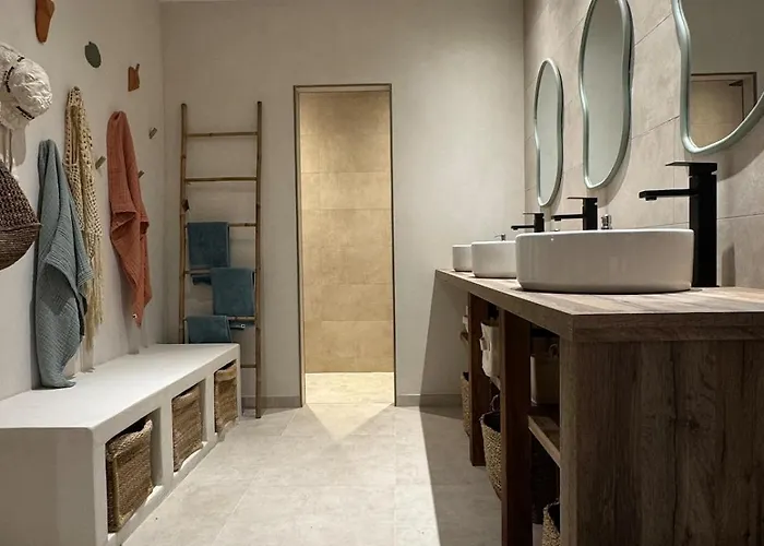 Bohemian With Heated Pool Near Villa Lecci