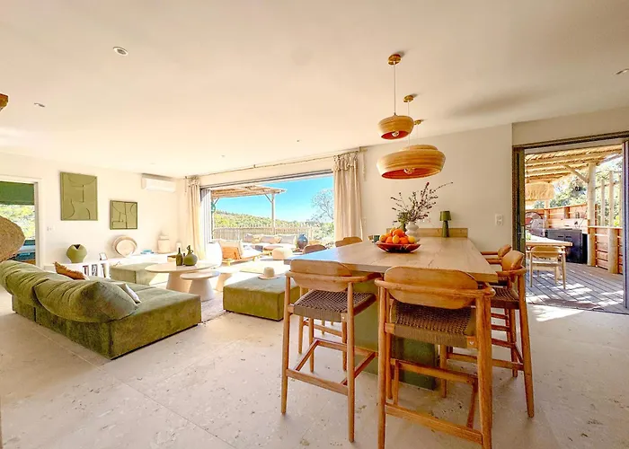Villa Bohemian With Heated Pool Near
